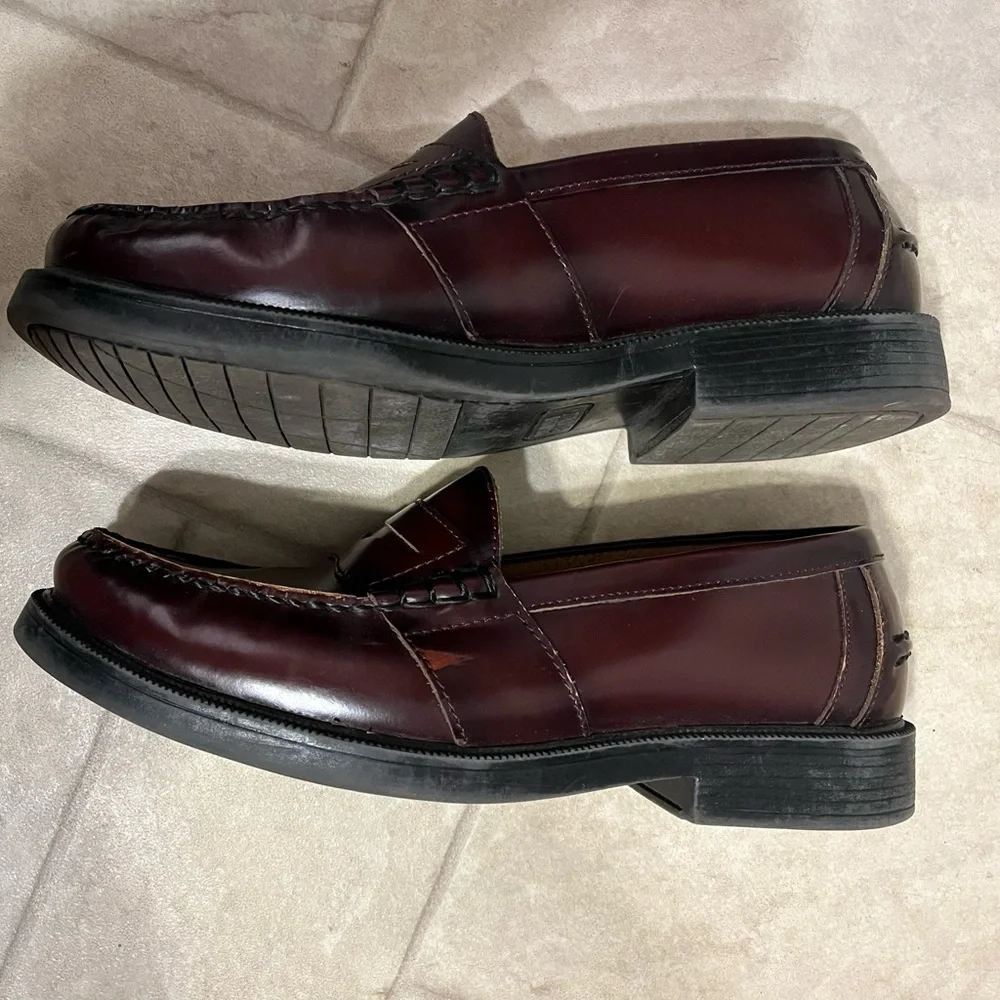 Men’s size 10 Nunn Bush brown leather penny loafers/slip-on shoes.